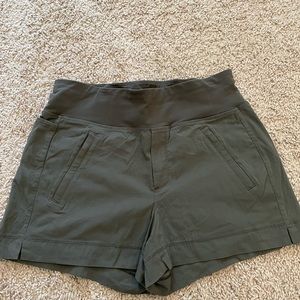 Athleta Trekkie Short Olive green- size 4